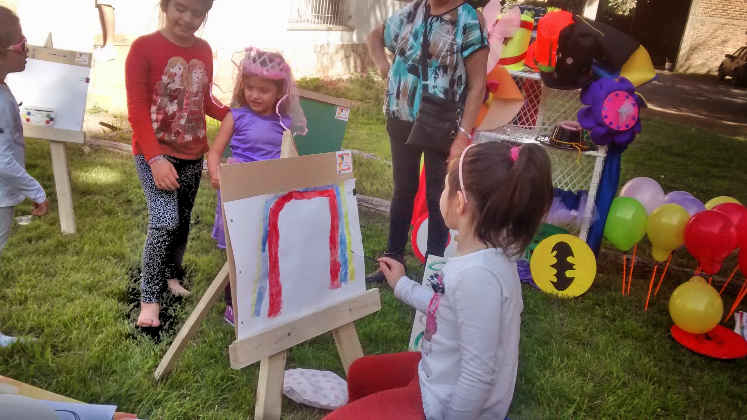 Niña pintando un cuadro en el parque
