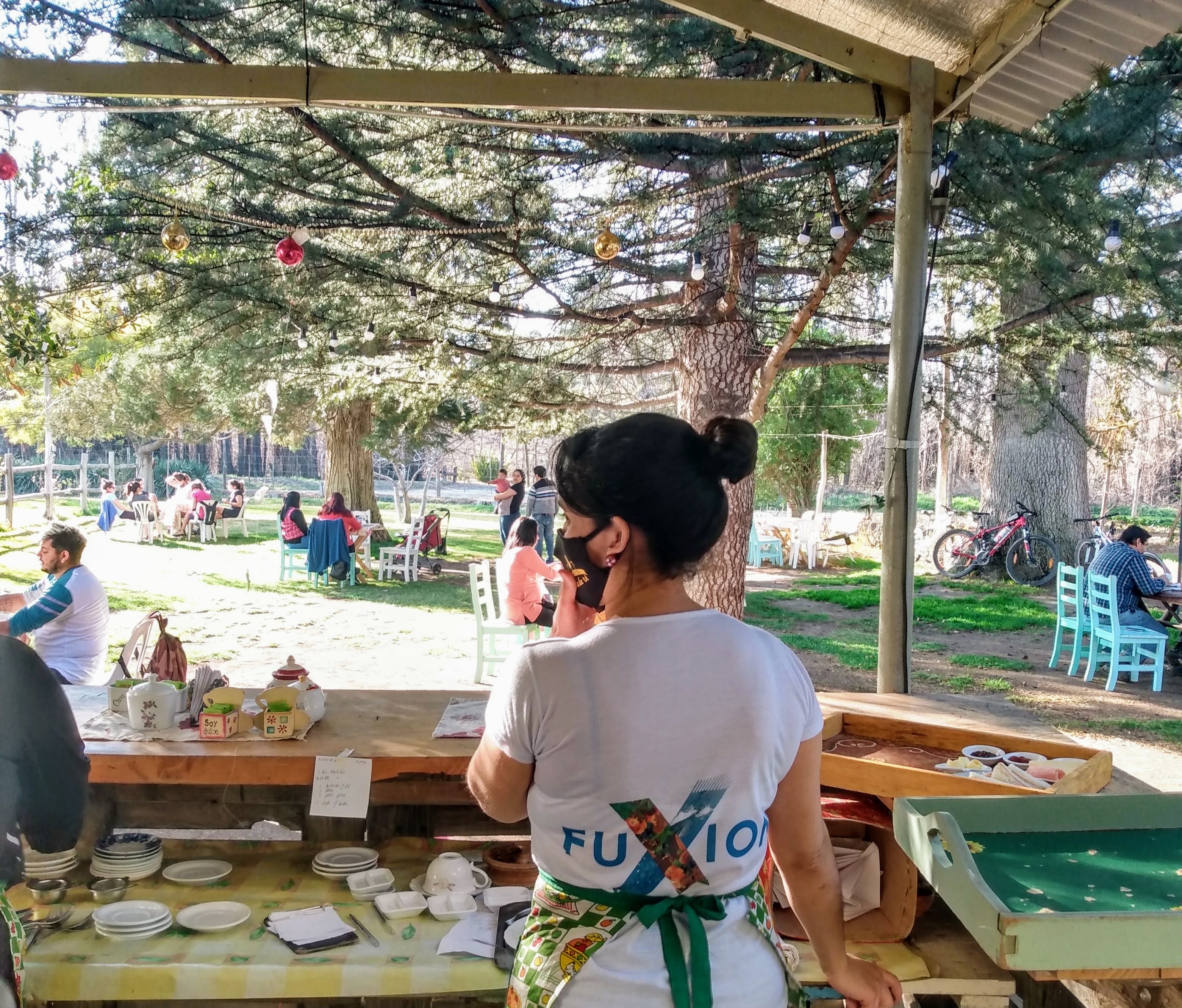 Empleada de la casa del te con remera que dice Fuxion