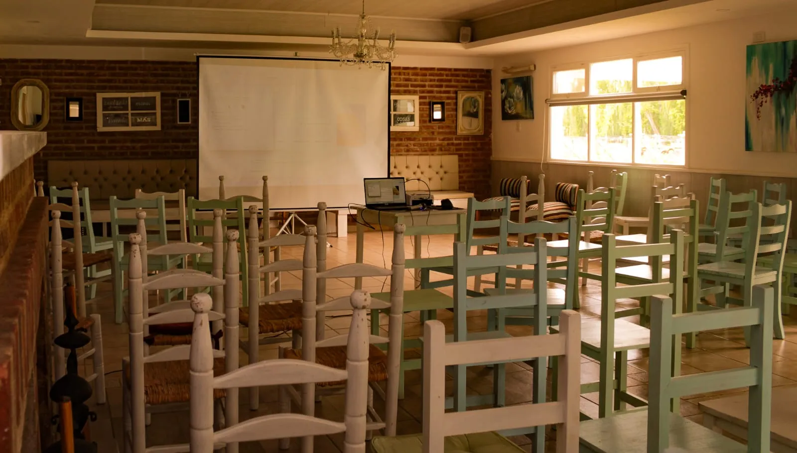 Salón de reuniones empresariales preparado