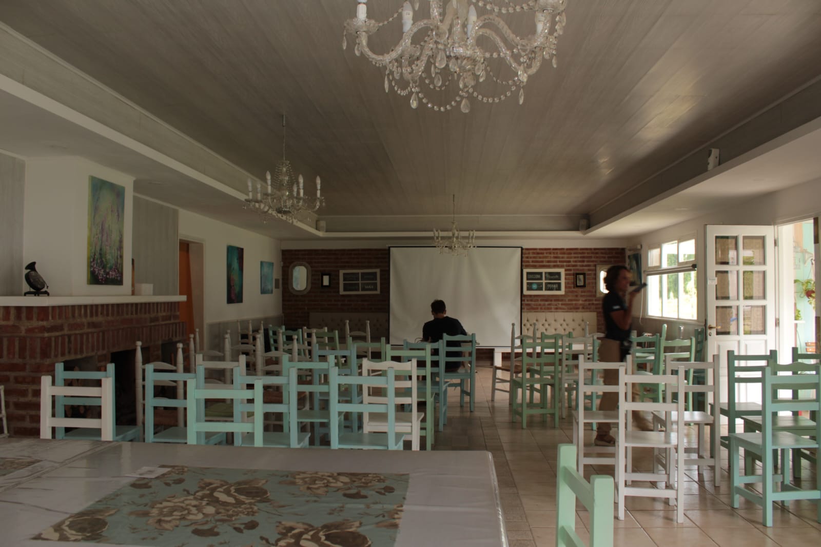 Salón de reuniones con sillas y proyector preparados