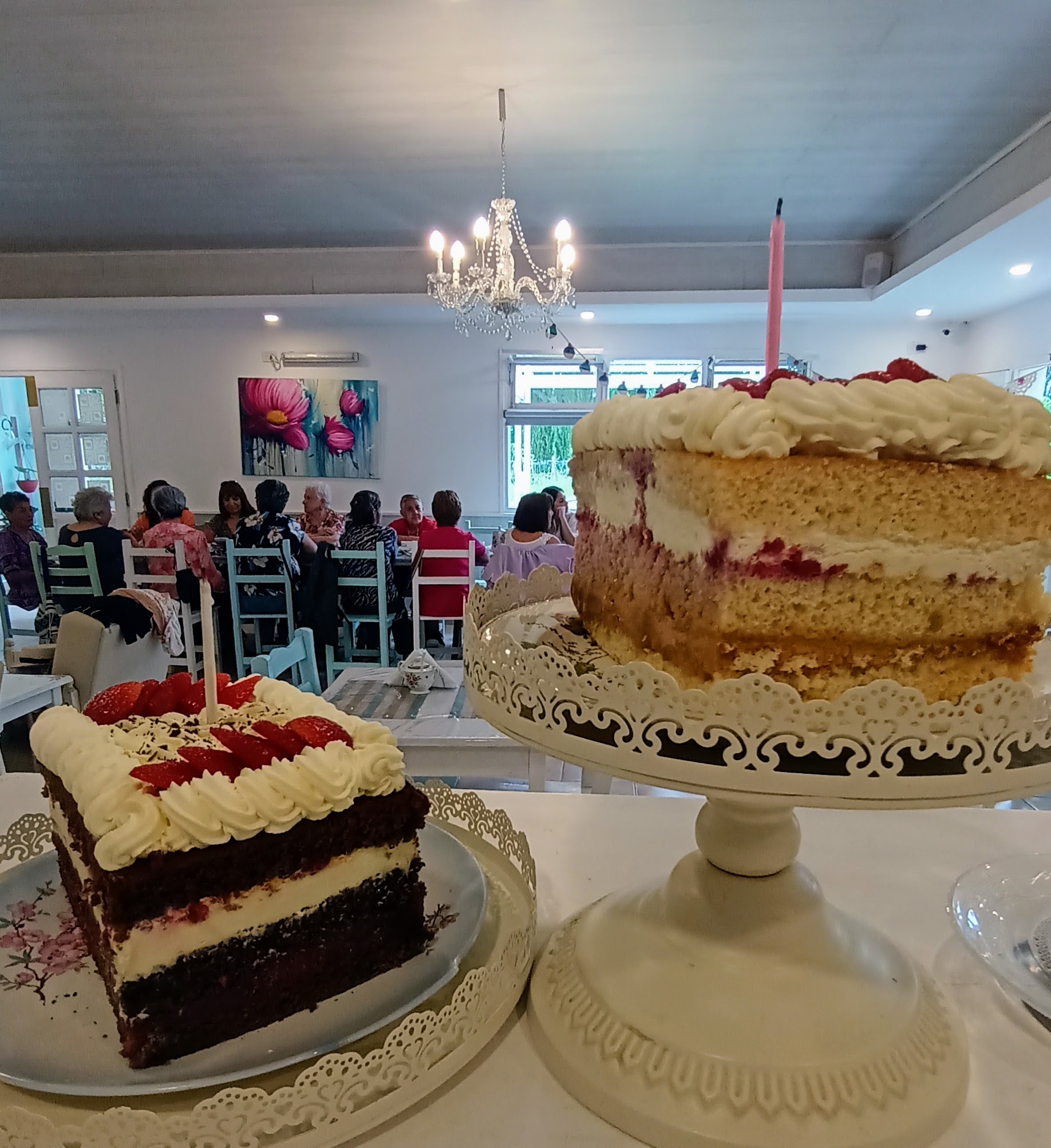 Torta hecha por nosotros lista para un cumpleaños