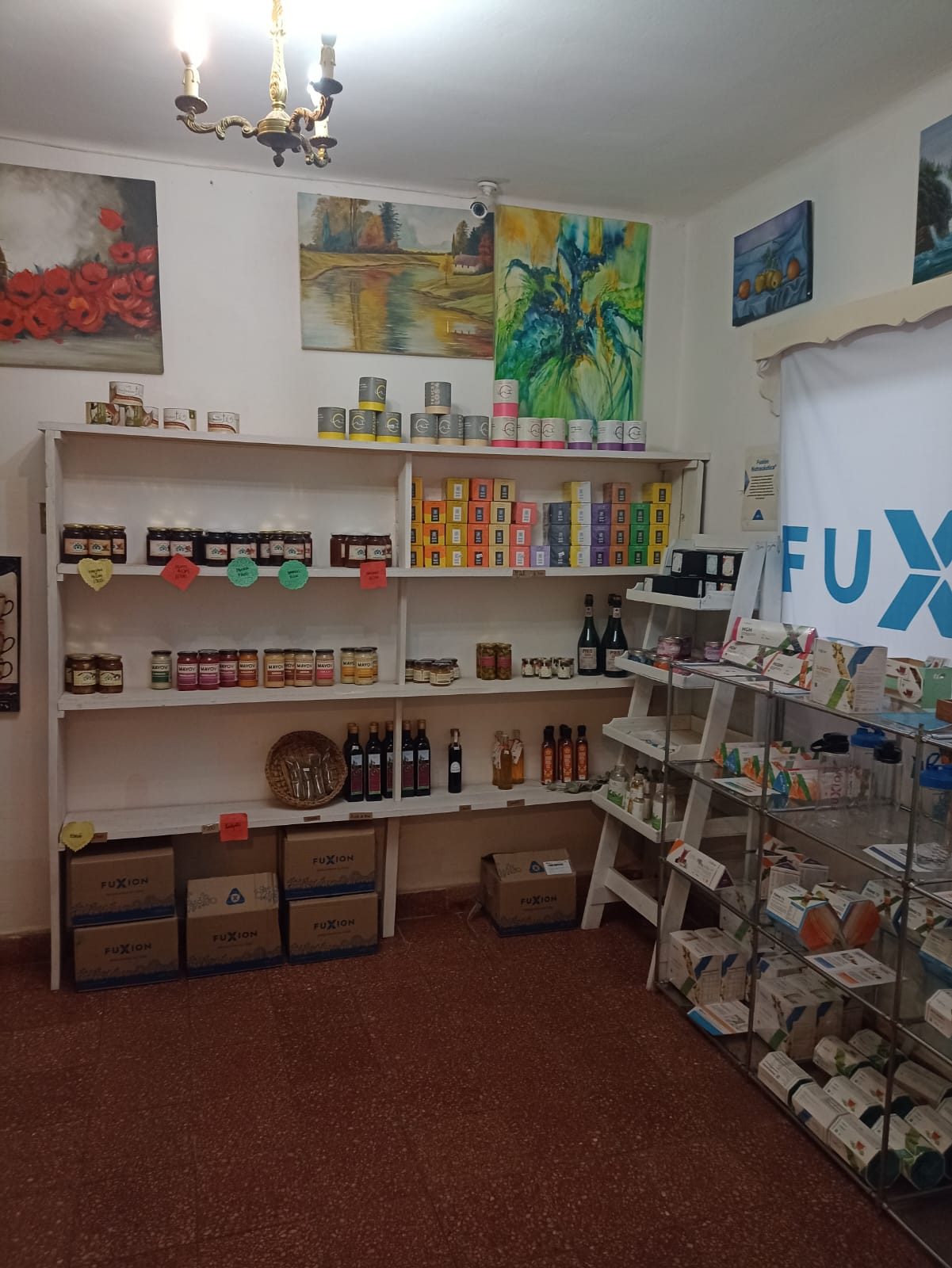 Despensa con estaterias que tienen una variedad de te en hebras y en saquitos, dulces de frutas autoctonas, aceite de olivas, etc