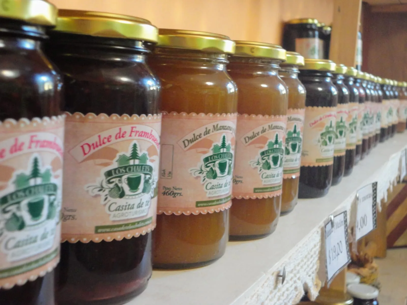 Frascos de dulce de frambuesa y frutos rojos en los estantes