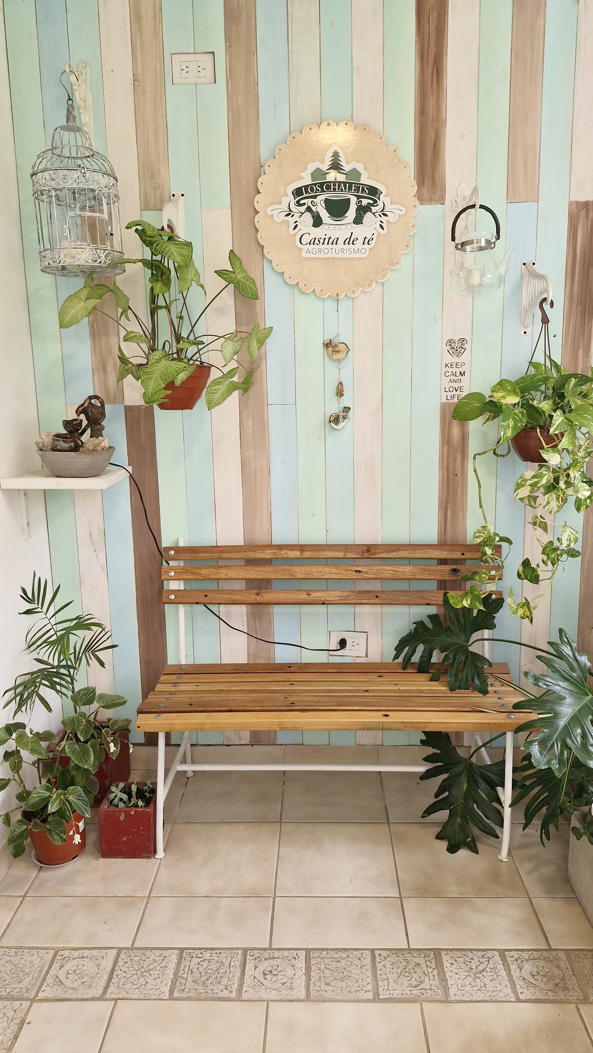 Mesa y pared que esta al entrar al nuevo salon de la casa del te