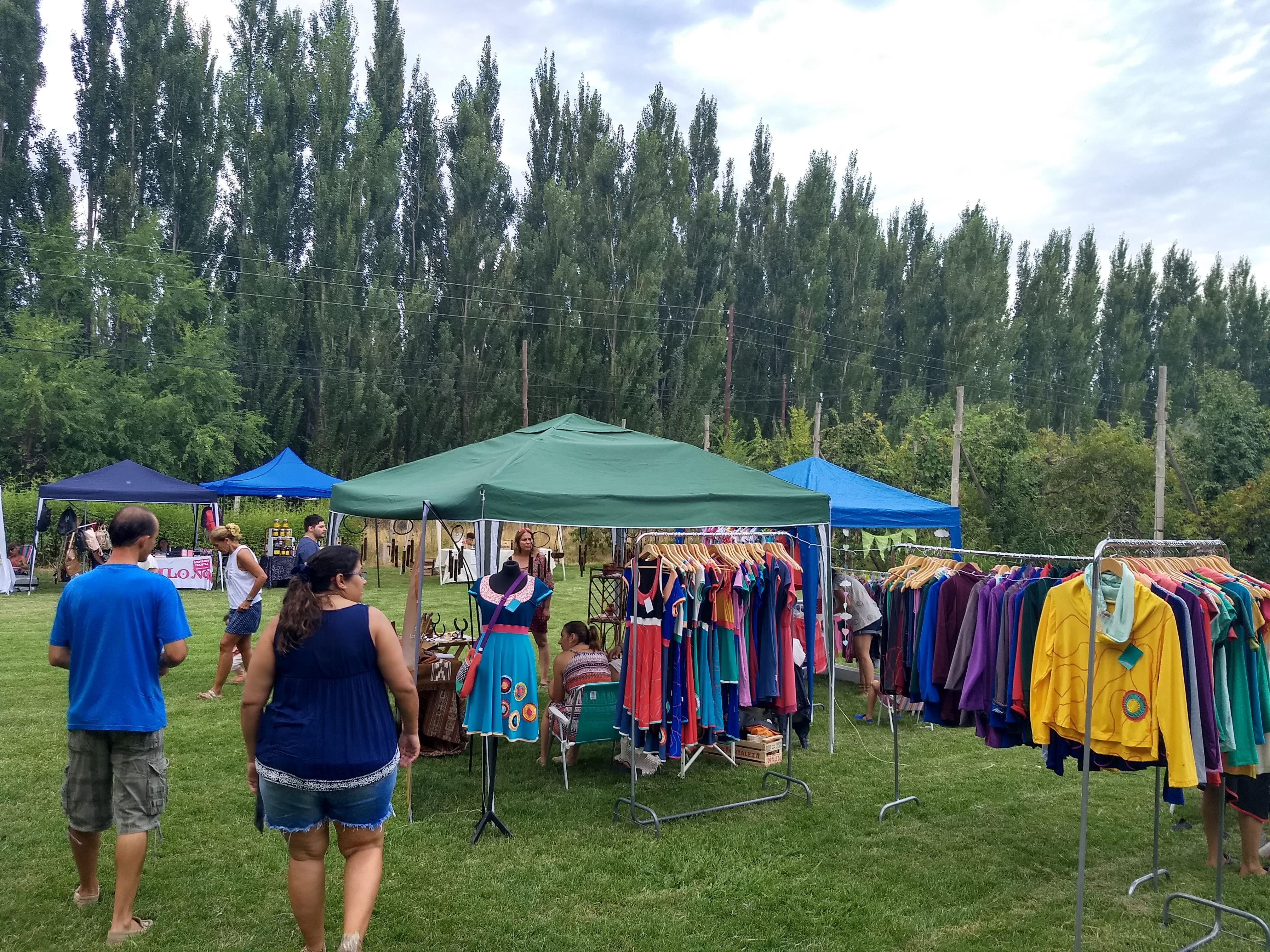 Gacebos de feriantes con ropa