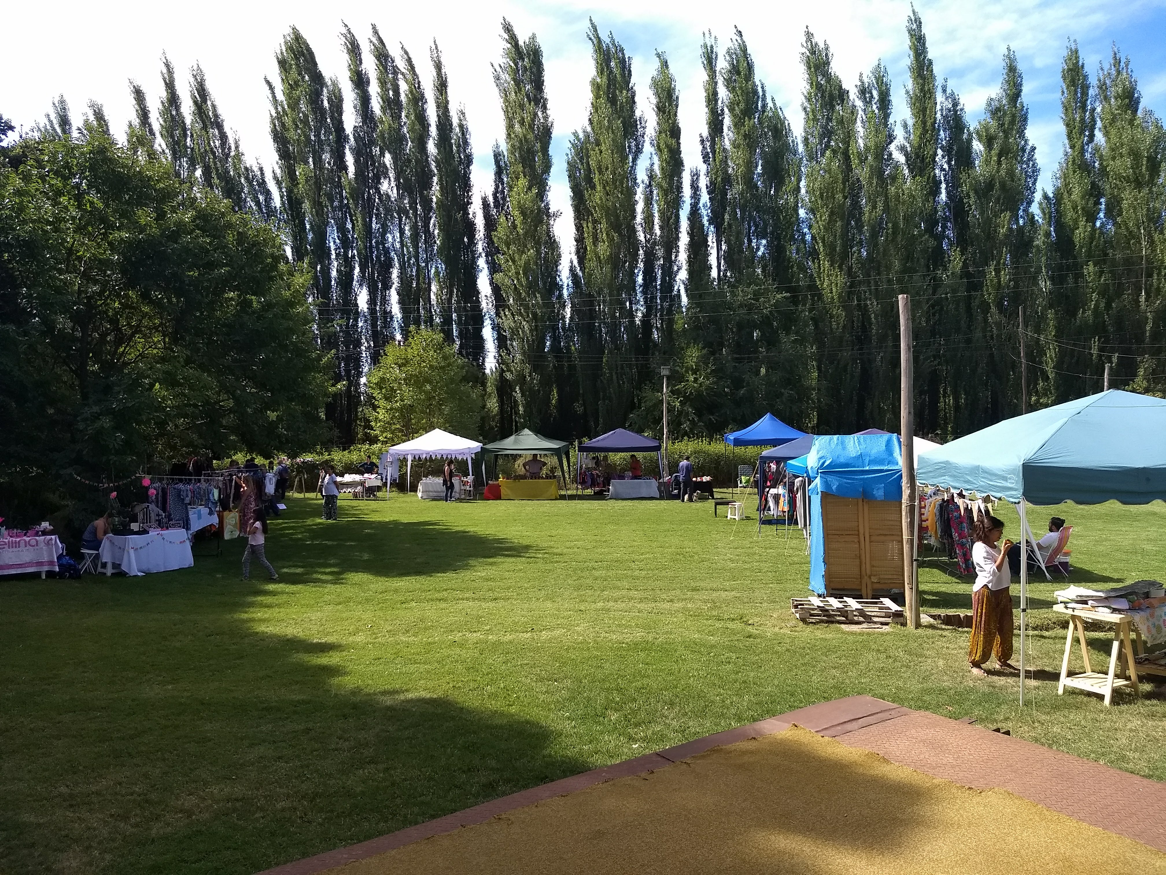 Feriantes armando sus puestos en el parque de Los Chalets