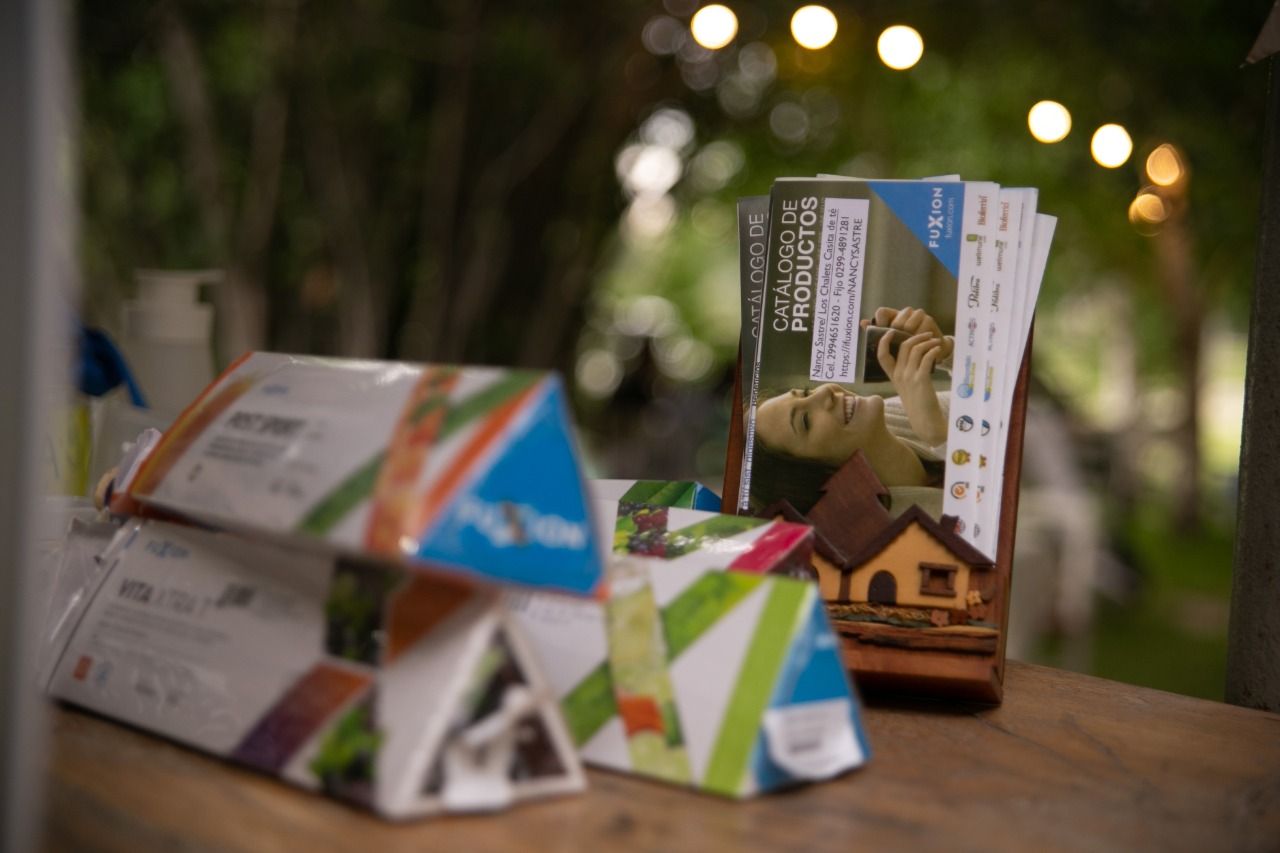 Cajas de productos Fuxion exhibidas en la barra