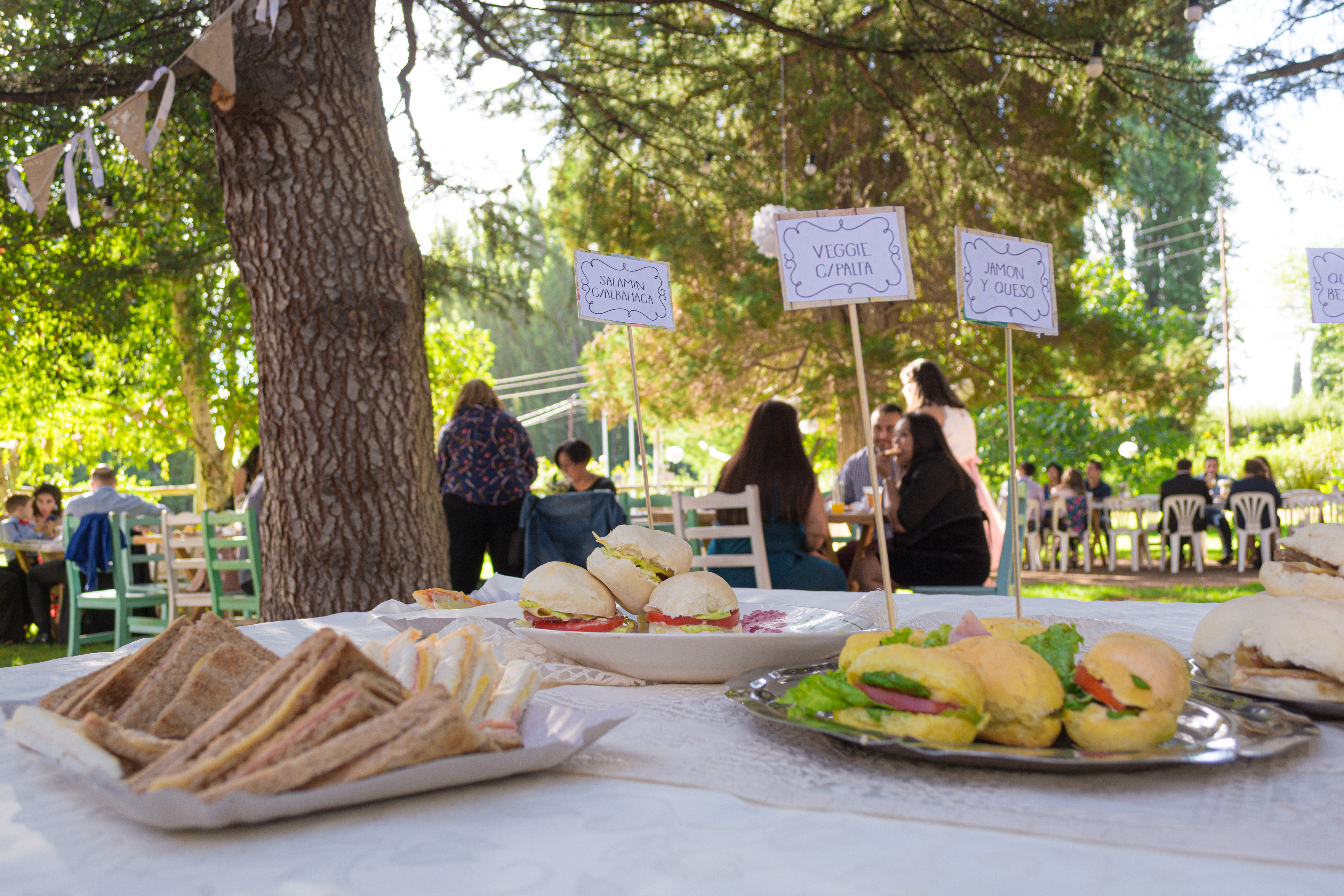 Mesa con meriendas dulces y saladas en un evento