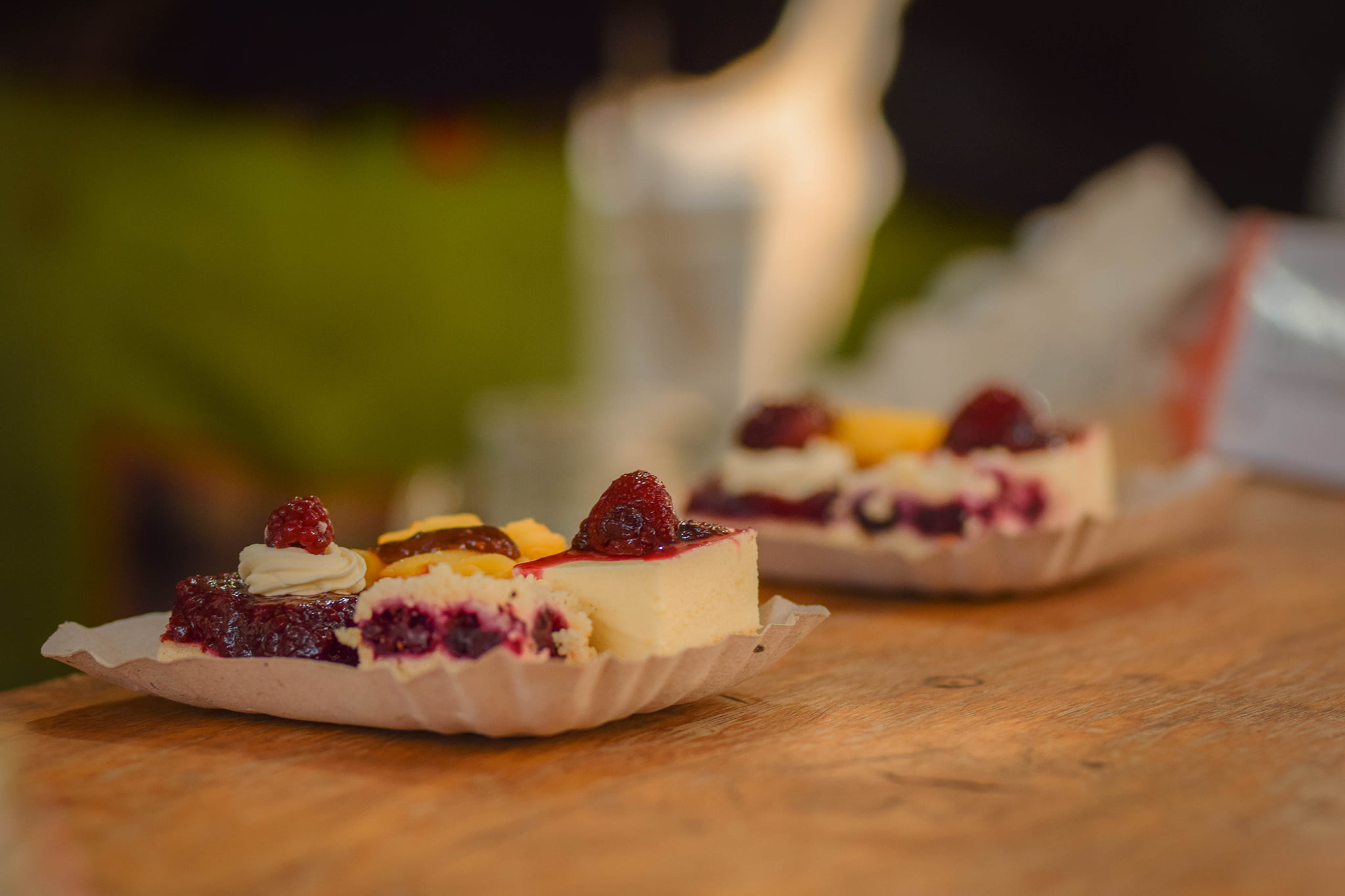 Una degustacion de tortas sobre la barra