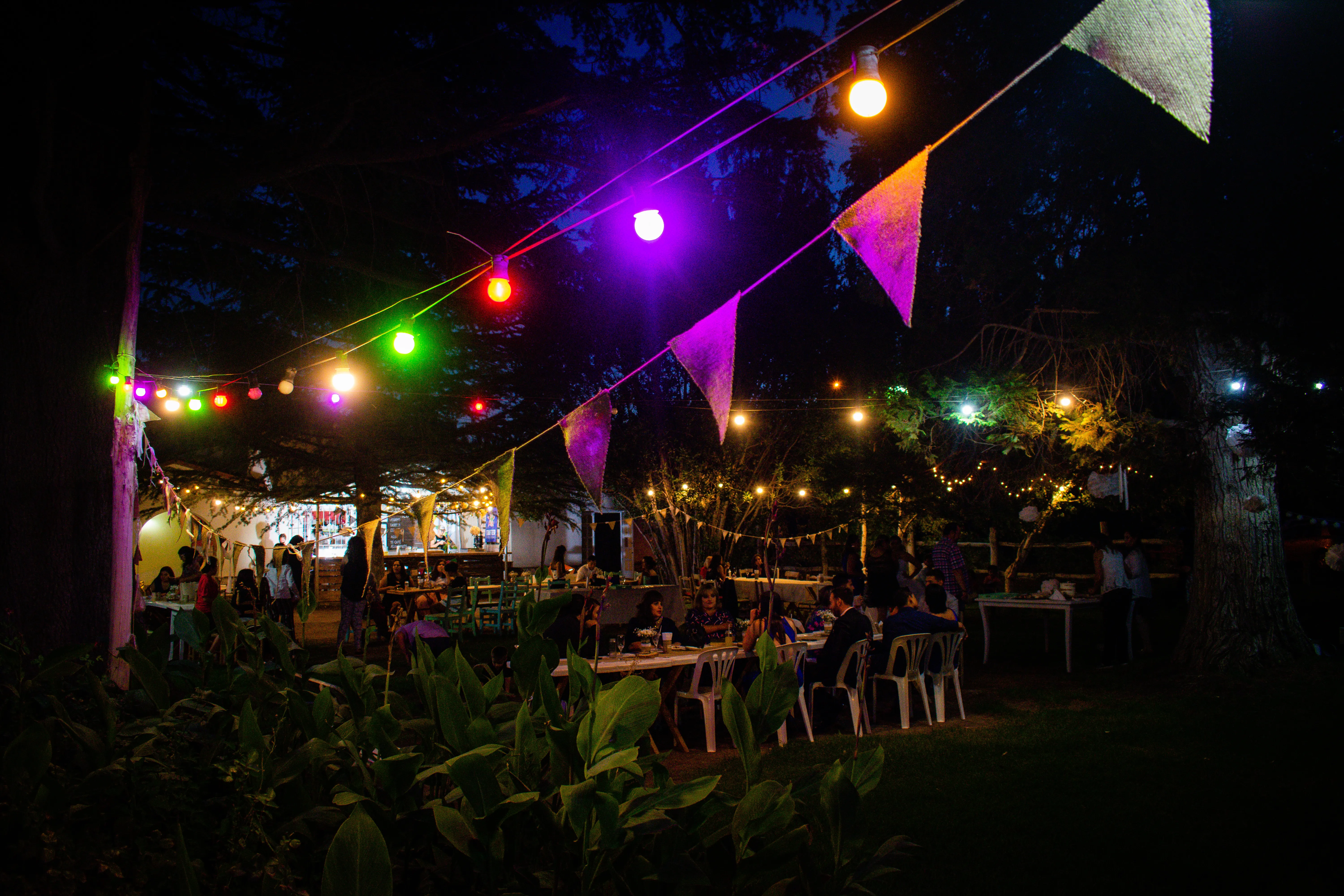 Parque de noche con guirnaldas de colores