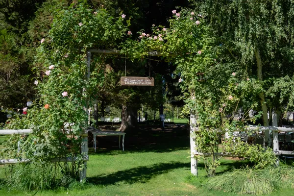 Arco de bienvenida a la entrada del parque