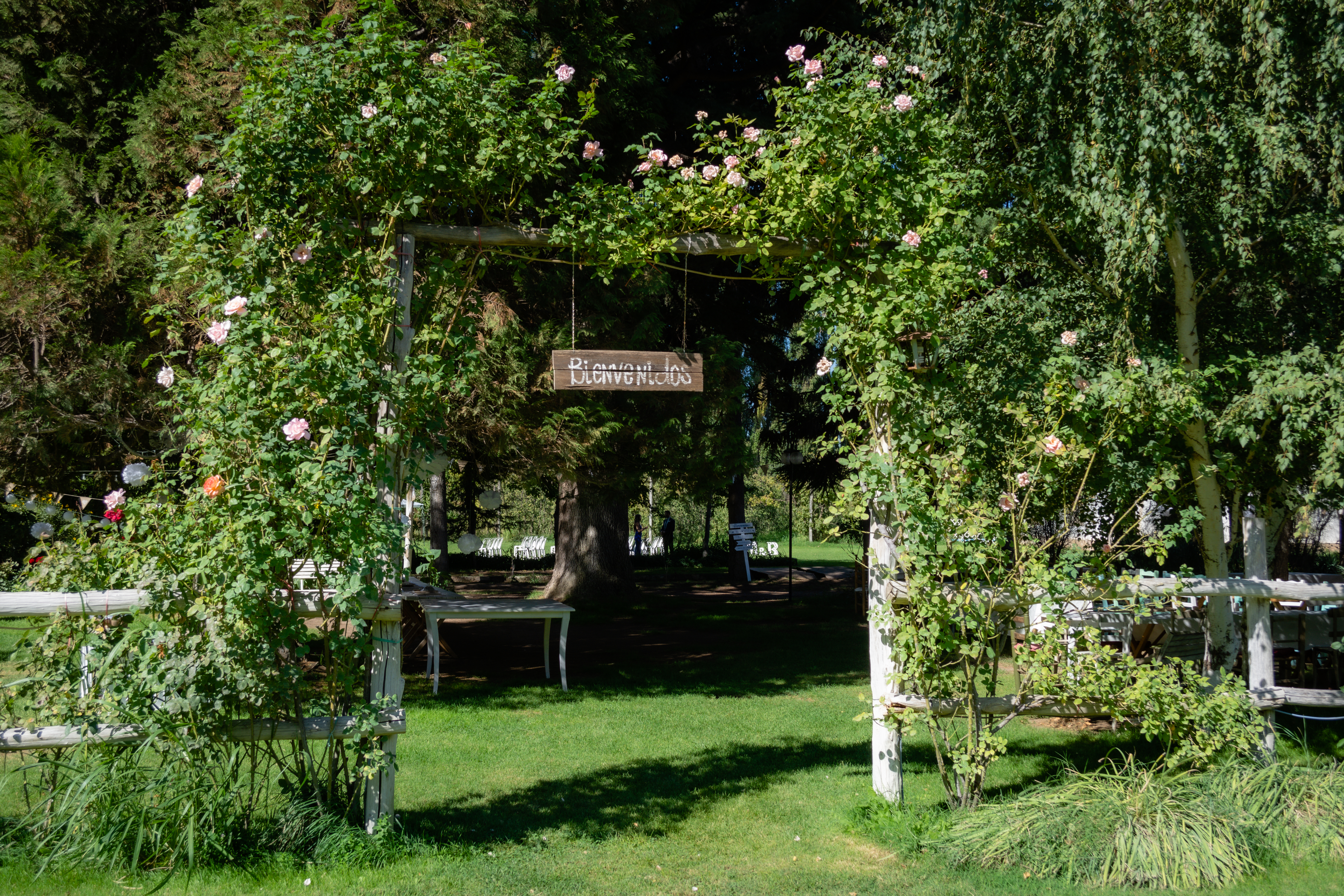 Arco de entrada al parque con cartel de bienvenidos