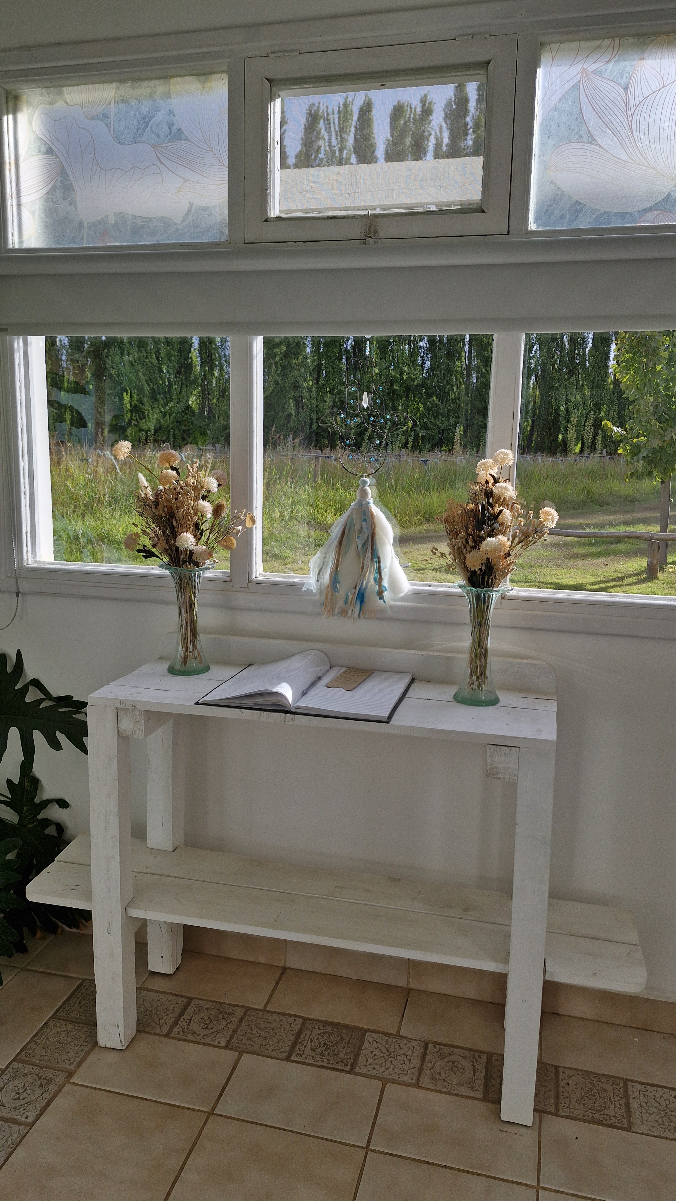 Libro de reseñas abierto en la entrada de Los Chalets