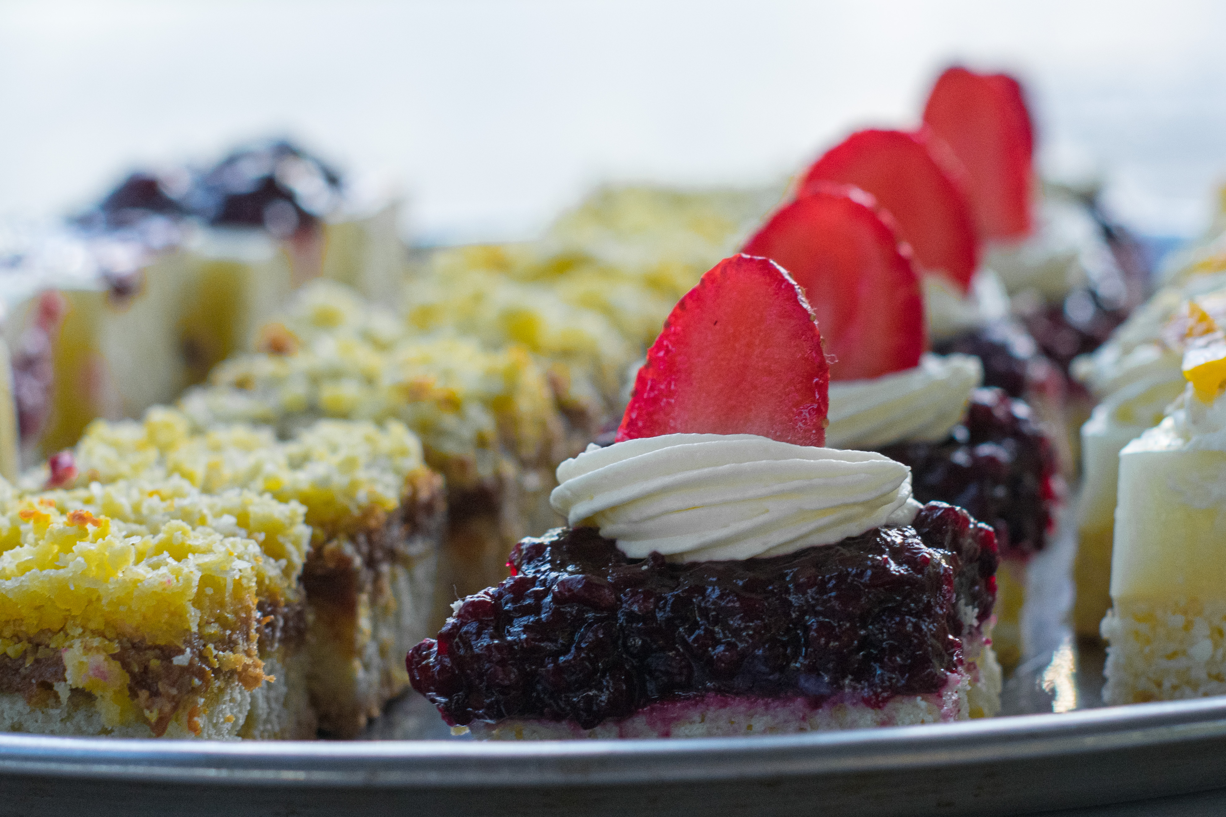 Filas de porciones de torta