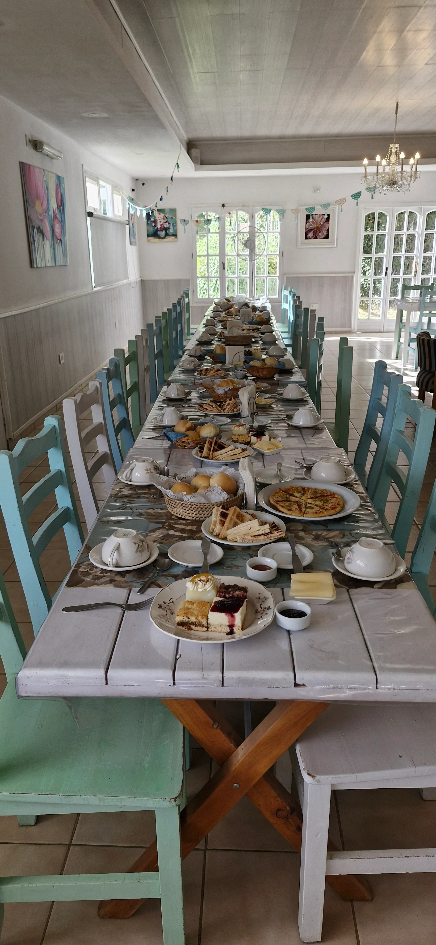 Mesa larga decorada para un cumpleaños en el salón