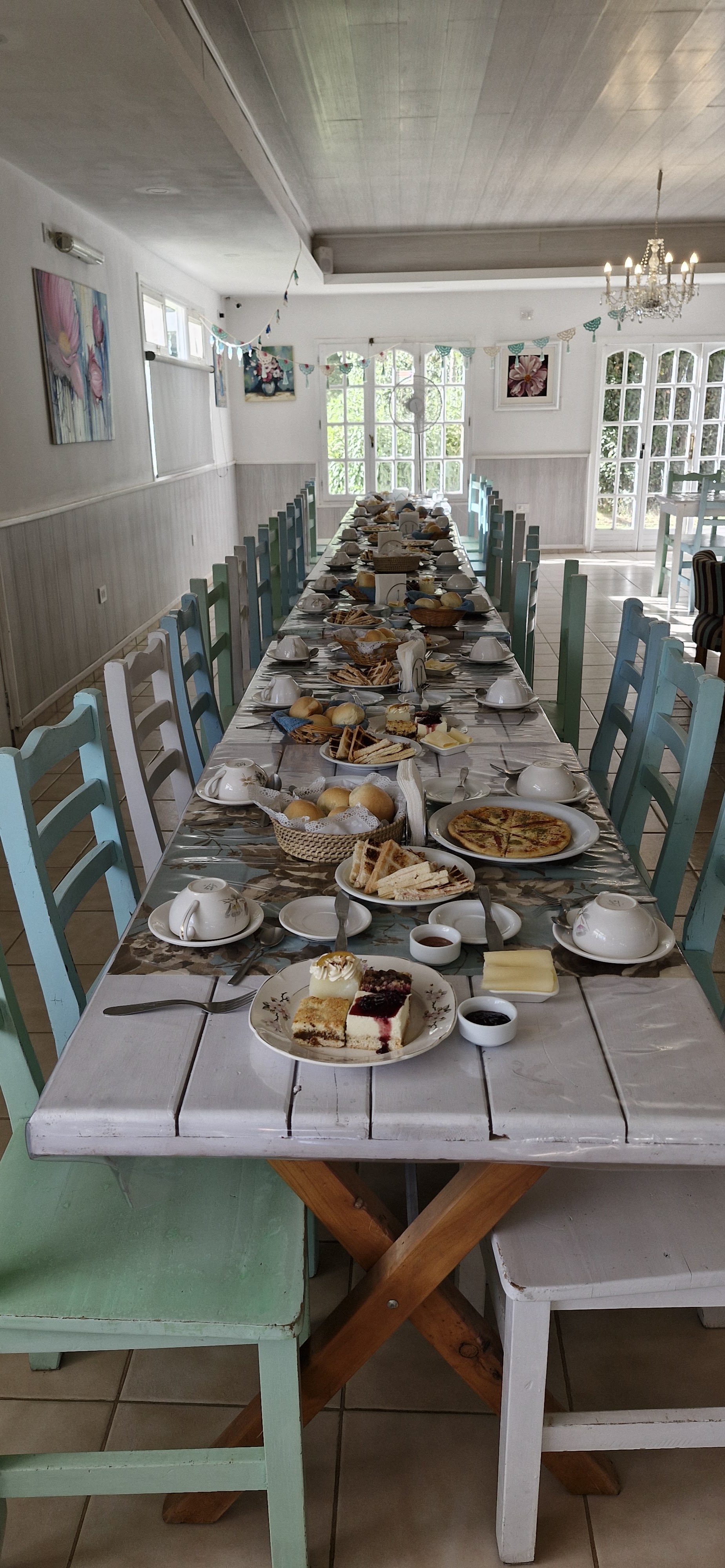 Mesa larga decorada para un cumpleaños en el salón