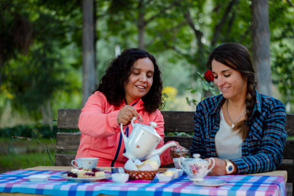 2 mujeres merendando
