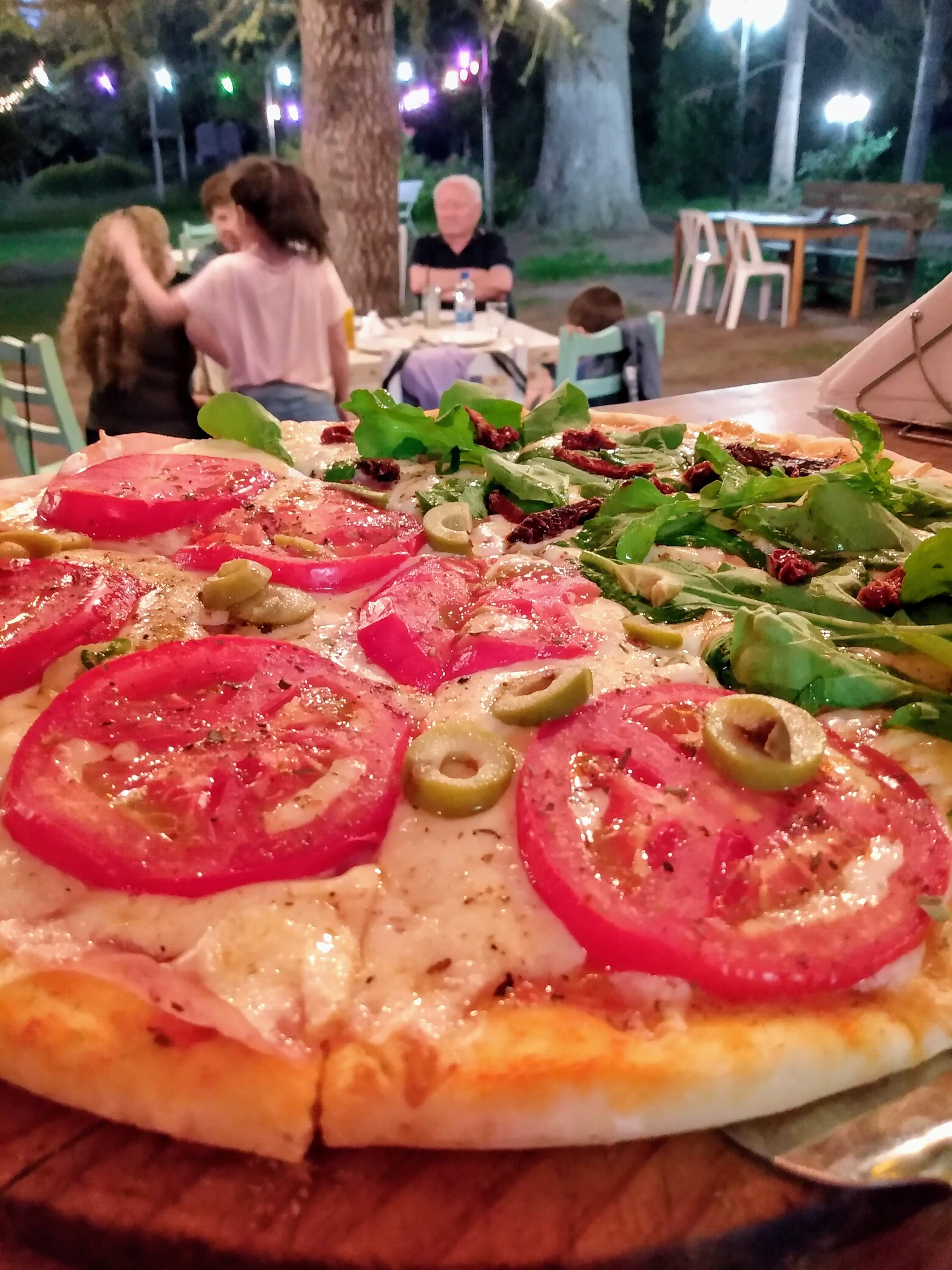 Ṕizza napolitana y rucula en la barra