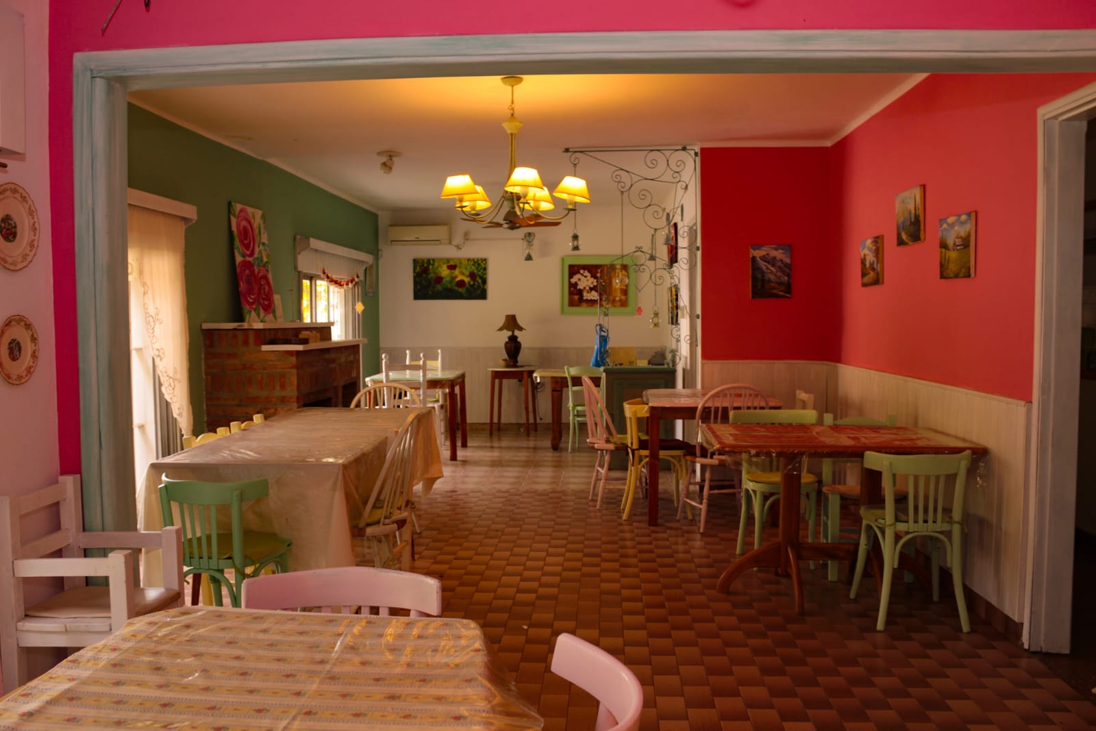 Foto del salon viejo, el chico