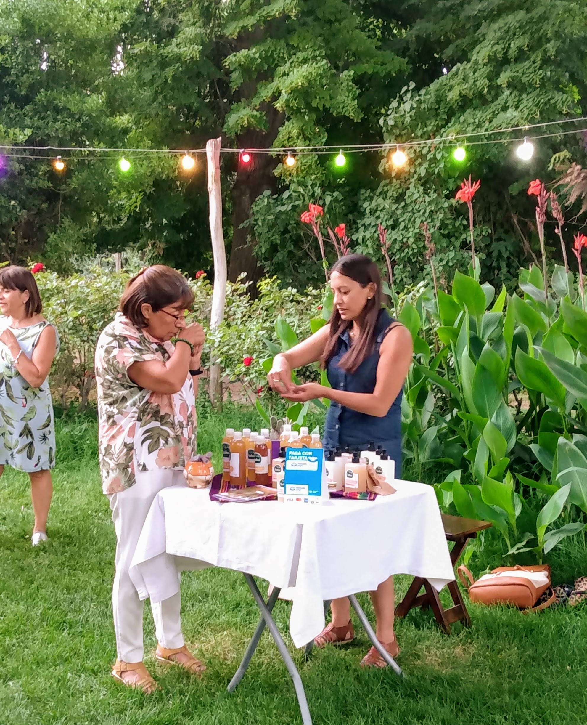 Feriante vendiendo sus productos a una mujer
