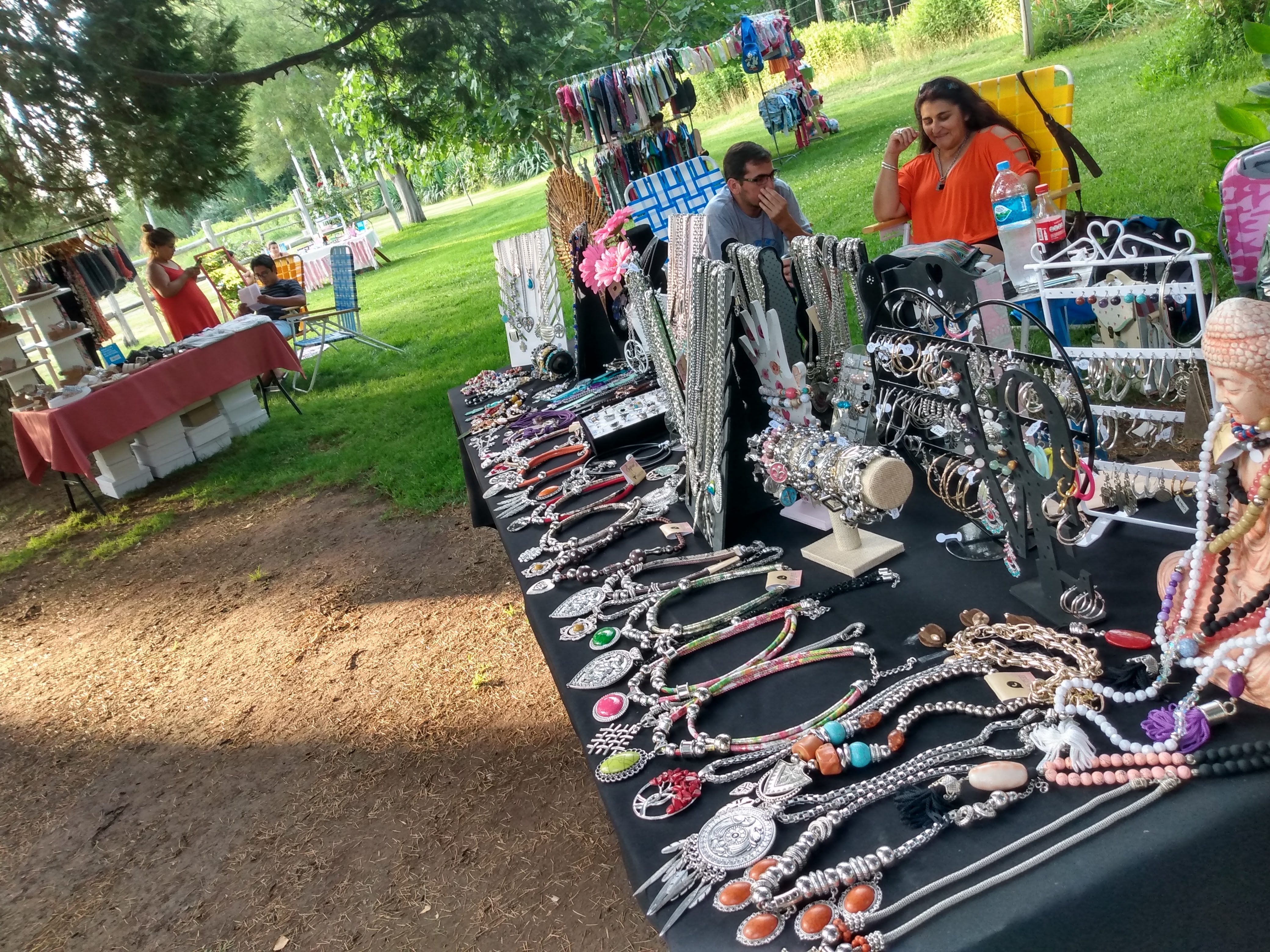 Feriante vendiendo sus productos a una mujer