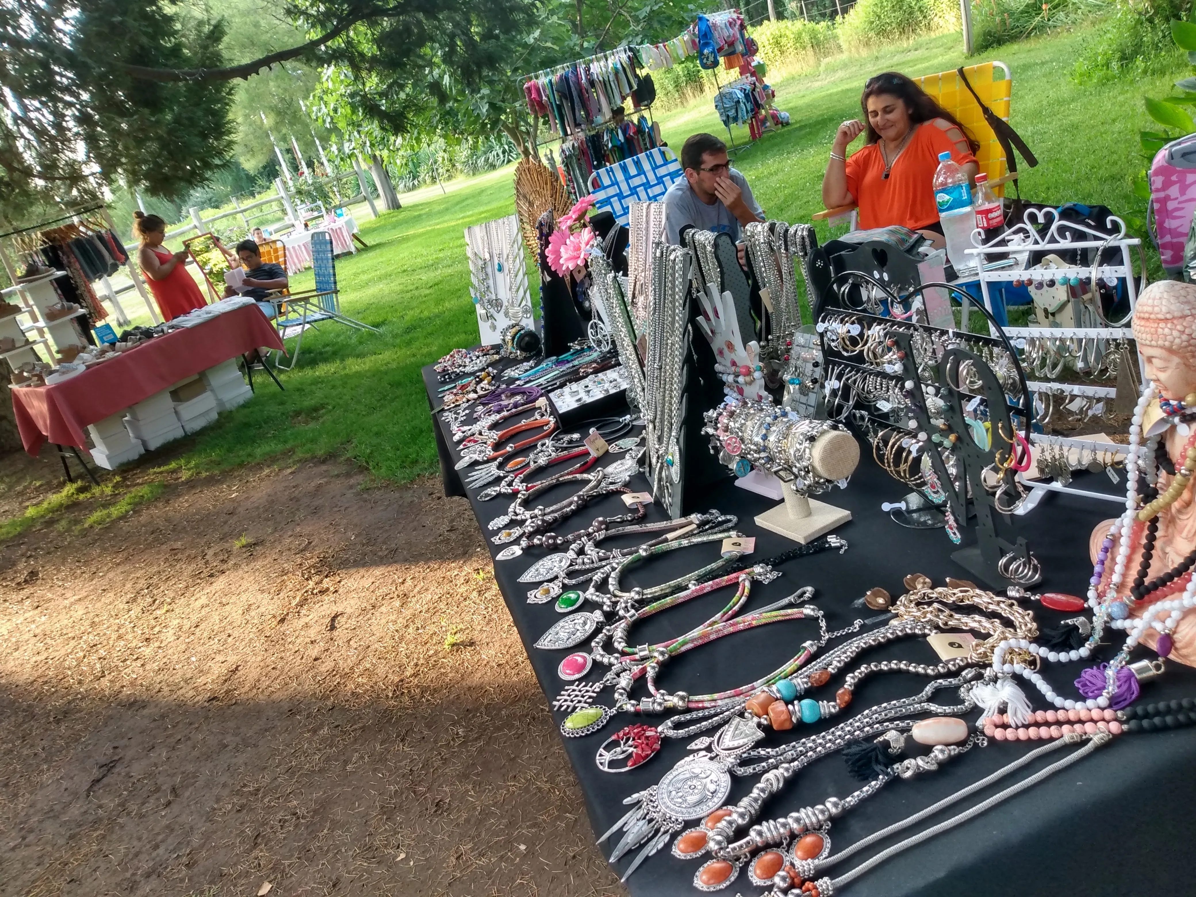 Stands de emprendedores durante un showroom en Los Chalets