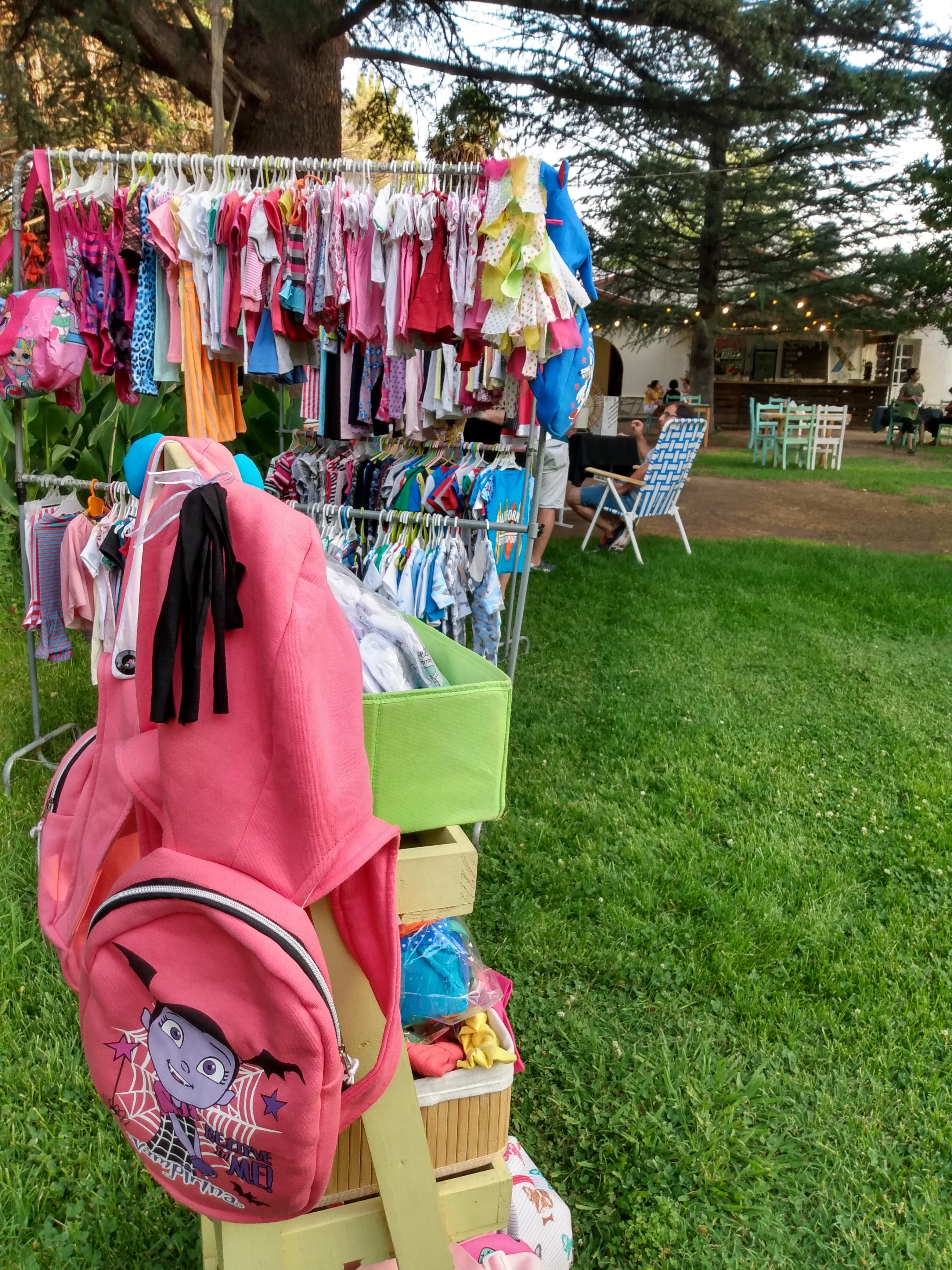 2 mujeres sentadas en una mesa disfrutando una merienda salada y dulce